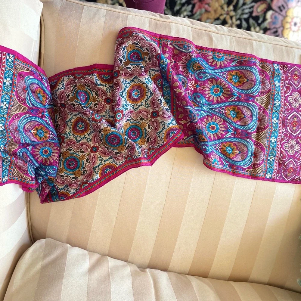 SOLD 🤩 Vntg Oscar de la Renta Silk Floral Scarf - Picture 9 of 11